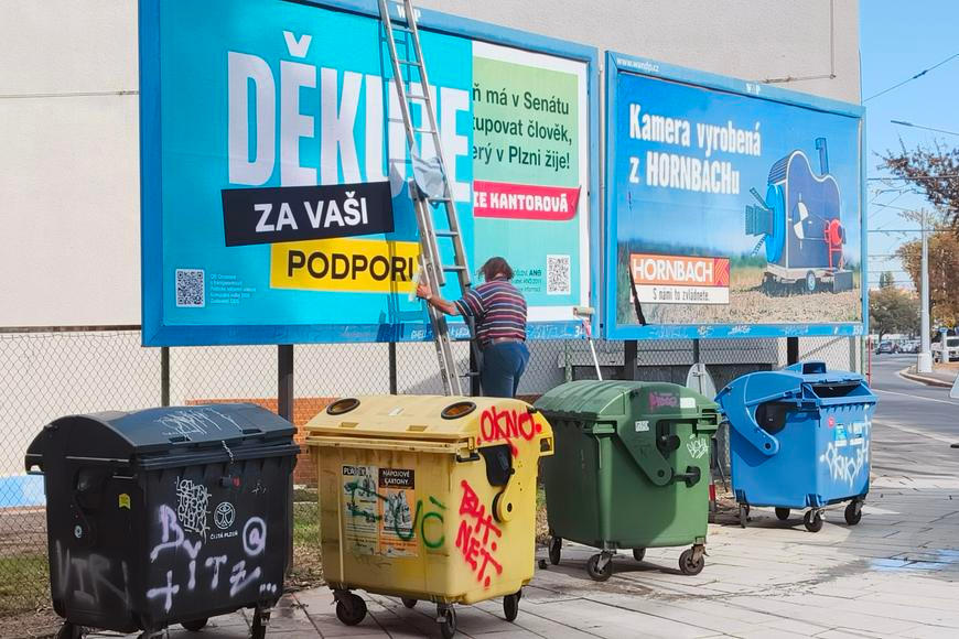 Na poslední chvíli. Billboardy, které namíchly ODS, přelepili čtvrt hodiny před volbami