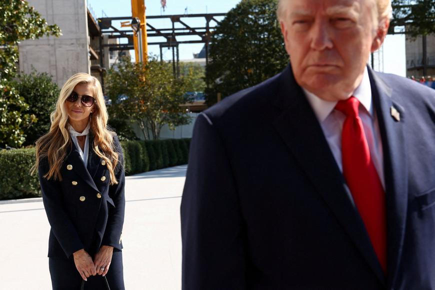 Trump naznačil, že jeho nová mluvčí skončí. Při prvním vystoupení všechny zaskočila