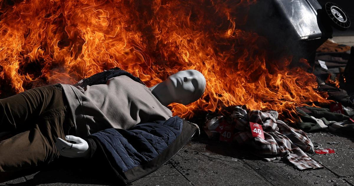 Vodní děla, slzný plyn a útoky na policisty. Ve Francii protestovalo půl milionu lidí proti drahotě