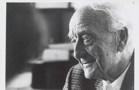 Albert Szent-Györgyi nebyl příliš bystré dítě, přesto si došel až pro Nobelovu cenu. Snímek pochází z 80. let.