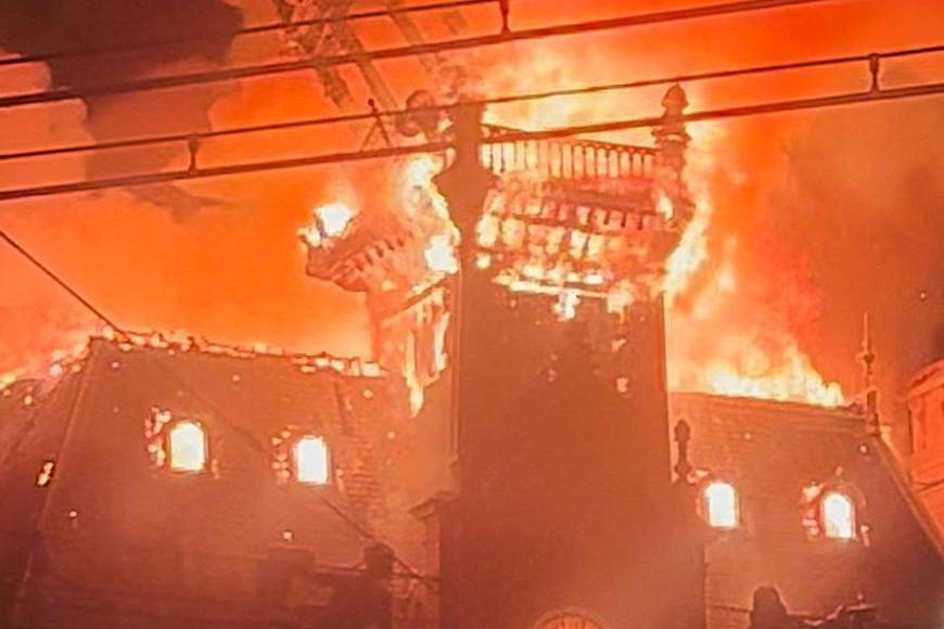 Radnice v Limoges v plamenech, vyrabované luxusní obchody. Protesty ve Francii se zvrhly v násilí