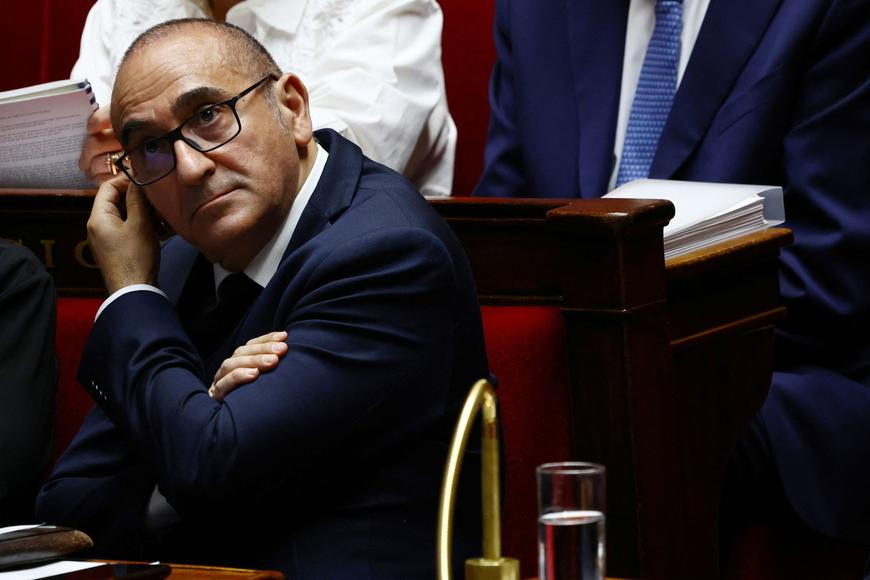 Po střetech ve Francii čelí ministr vnitra výzvám k demisi. Macron promluví večer