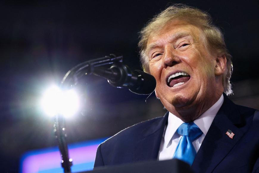 Zavřete hranice, než bude pozdě! Trump hřímal kvůli lidem, kteří zapalují Francii