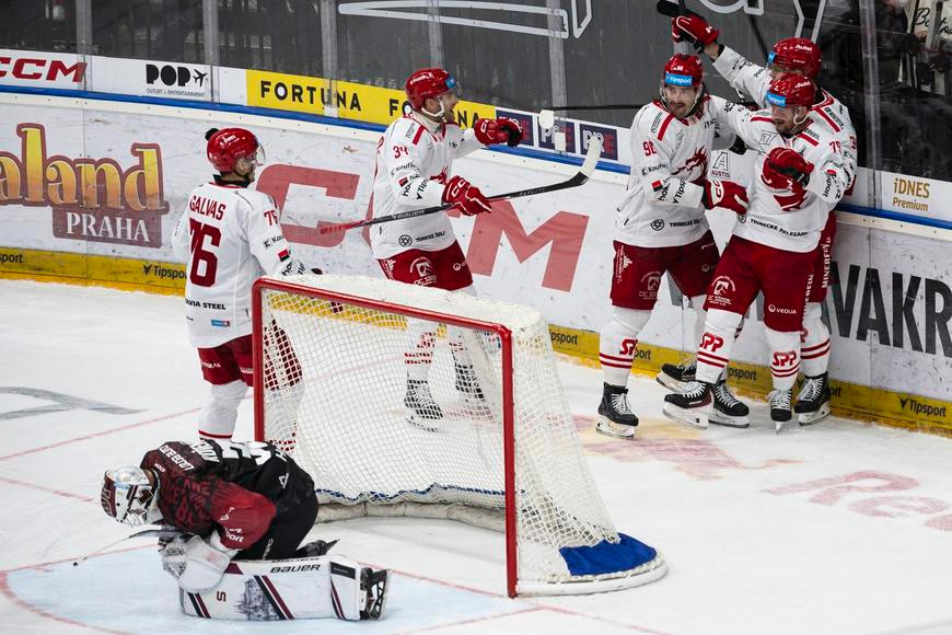 Rozjetý Třinec zvládl prestižní duel. Spartu pokořil díky střelci, který žehlil trest