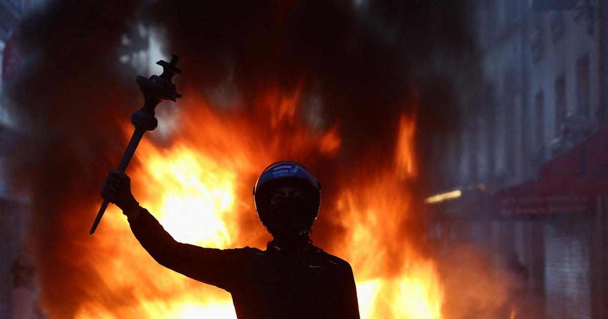 Hořící Francii smetla „mimořádná agrese“. Macron přiznal podcenění, ministra ale podržel
