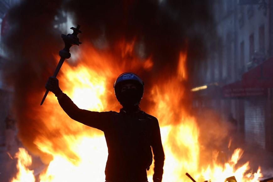 Hořící Francii smetla „mimořádná agrese“. Macron přiznal podcenění, ministra ale podržel
