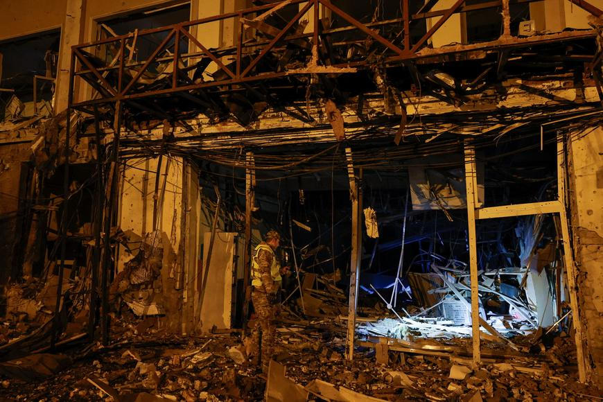 Rusové v noci cílili na Kyjev. Rakety zasáhly školu i stanici metra