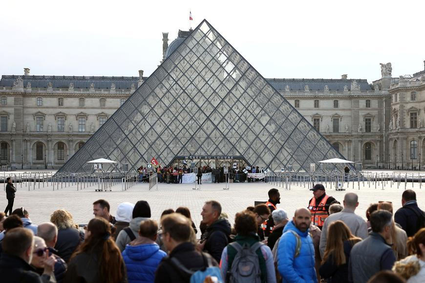 „S hrdostí jsme zablokovali největší muzeum na světě.“ Demonstranti zatarasili Louvre
