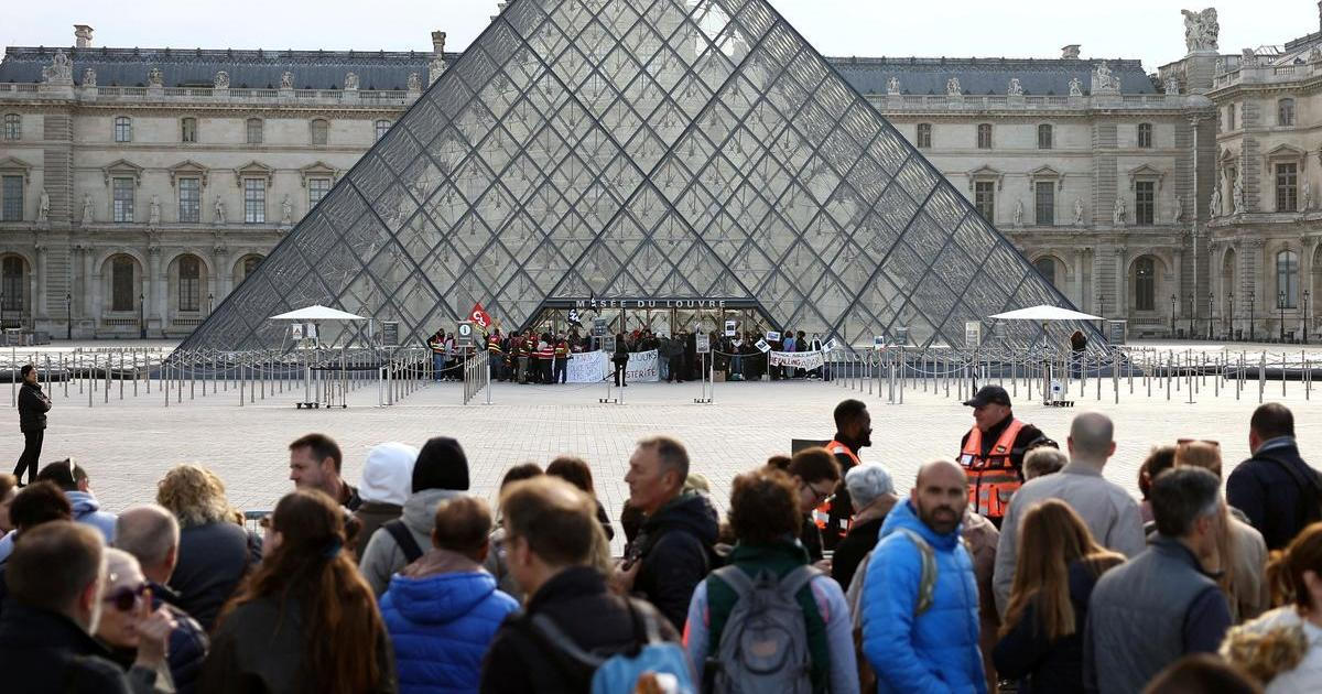 „S hrdostí jsme zablokovali největší muzeum na světě.“ Demonstranti zatarasili Louvre