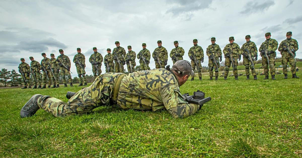 Ministr Zůna se chlubí rekordním náborem. Zamlčel ale problém, který armádu brzdí