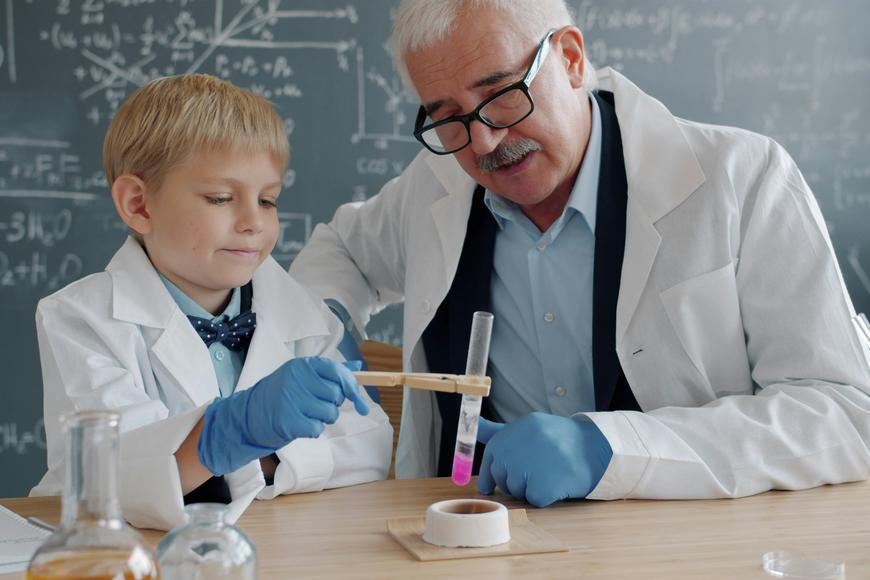 Vláda schválila změny ve financování asistentů pedagoga na základních školách