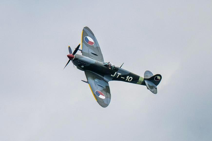 Legenda se vrátila z Austrálie. Československý Spitfire přistál na Točné