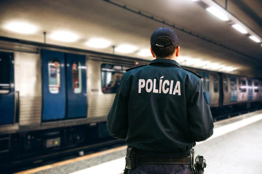 Třináctiletý útočník unikne trestnímu stíhání. Po smrti učitelky a žačky je v ústavu