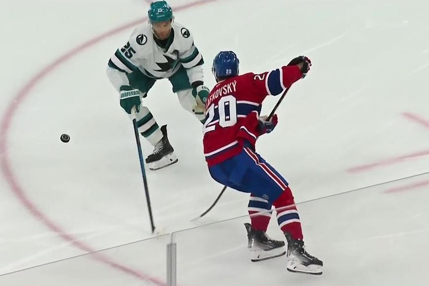 Paráda Slafkovského uchvátila NHL. Slovák si pohrál s obráncem Sharks
