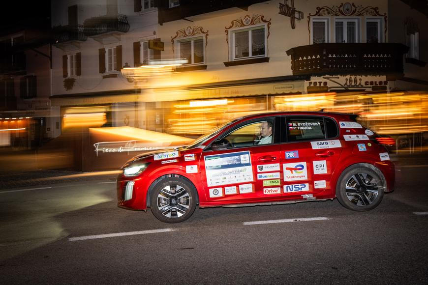 Eco rallye není na baterky. Soutěž elektromobilů se proměnila v šachovou partii