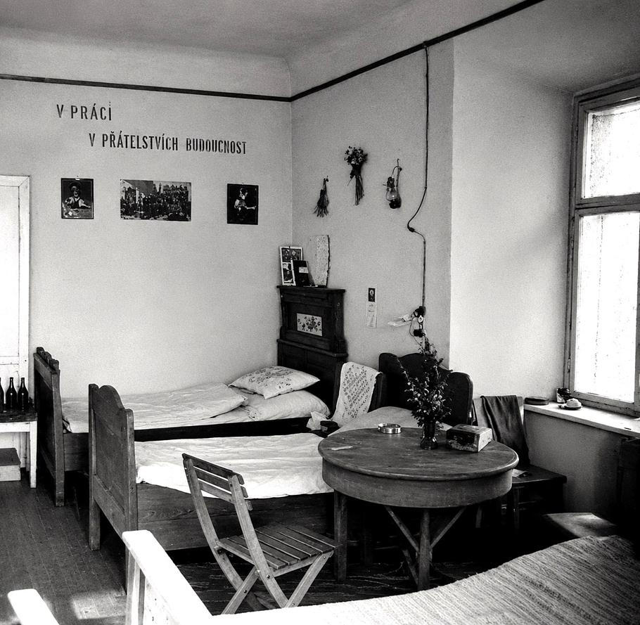 Místnost na zámku ve Vlčicích, kde bydleli vyloučení studenti. 