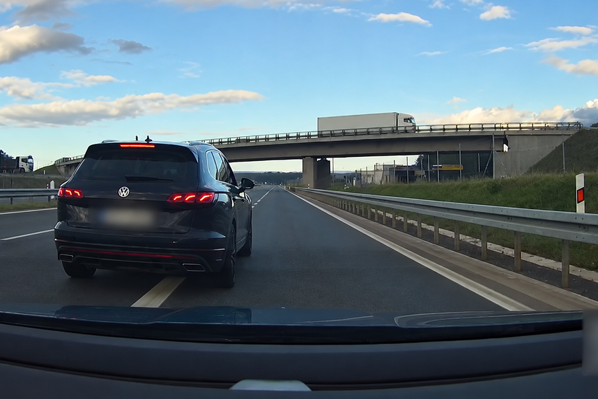 „Dcera má narušený spánek.“ Žena, kterou surově napadl muž na D6, popsala útok