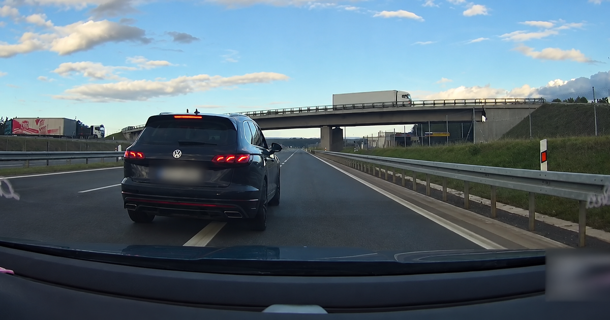 Vybrzdil ji a před dcerou zbil. Expert varuje řidiče, co v takové chvíli nikdy nedělat