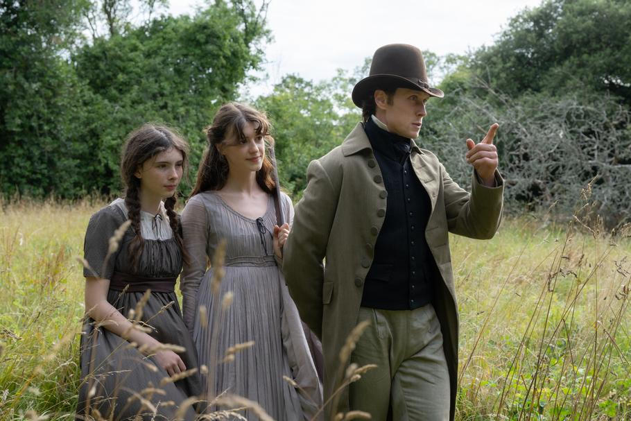 Bodhi Rae Breathnachová jako Margaret, Daisy Edgar-Jonesová v roli Elinor a George MacKay jako Edward.