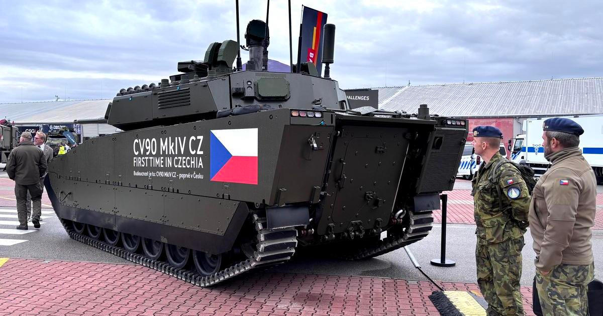 Vojenská základna v Letňanech. Prim hrály těžké stroje, podívejte se na některé z nich