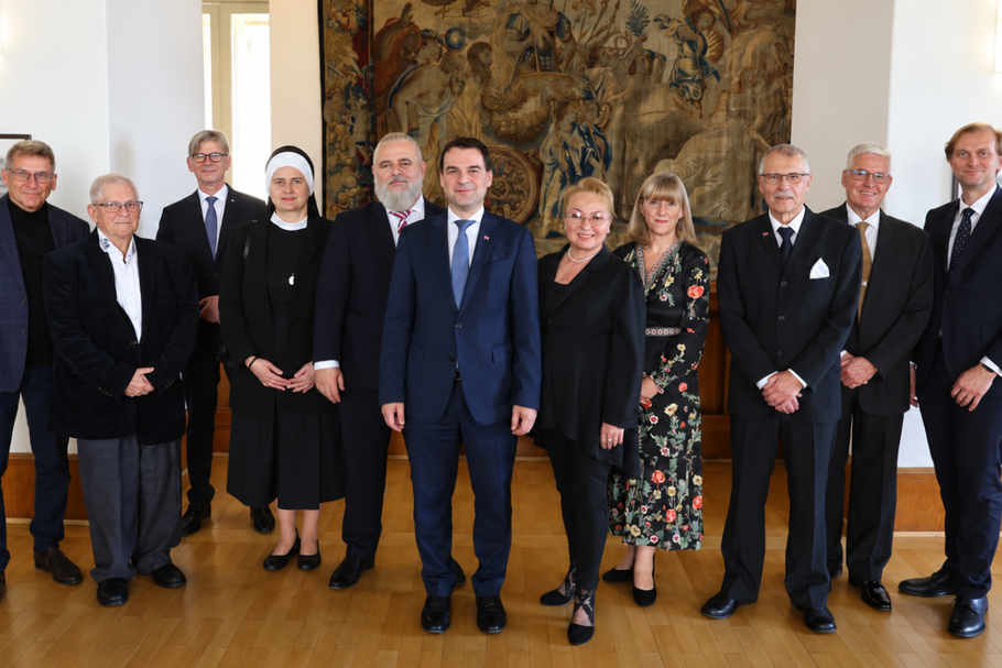Ministr zahraničí Petr Macinka (Motoristé) poprvé předává ceny Gratias agit, 