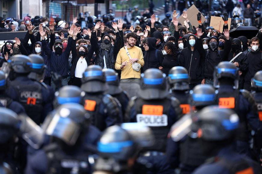 Francie se připravuje na další vlnu násilností. Nasadí 70 tisíc policistů