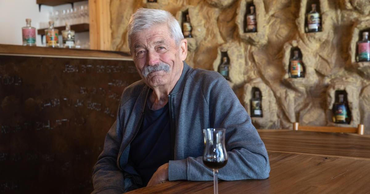 Pálit švestky umí každý. Bývalý ajťák rozjel lihovar a dělá kořalku z mrkve