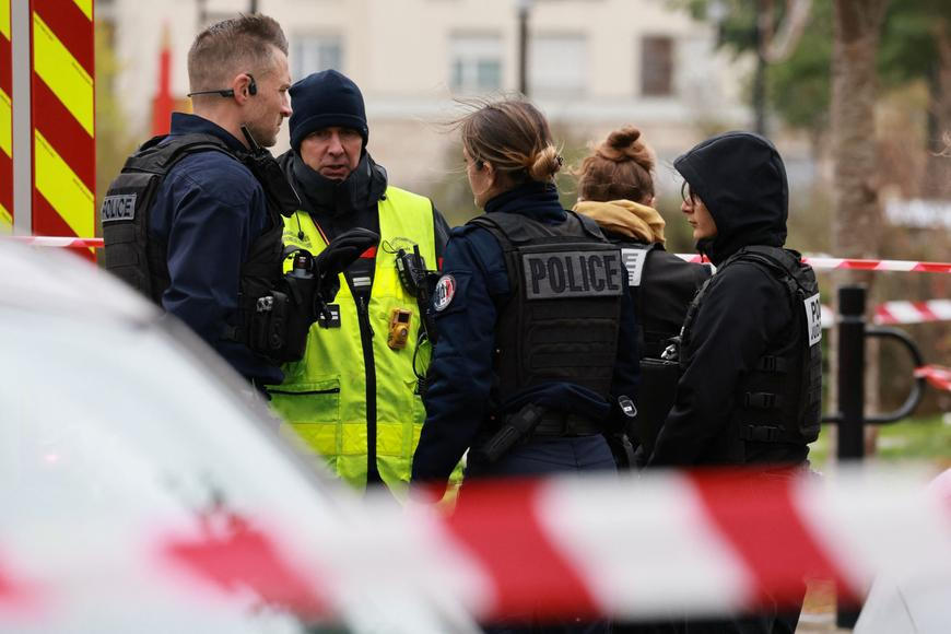 Muž střílel z auta na předměstí Paříže, šlo zjevně o terorismus