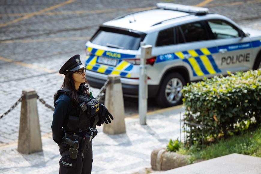 Buď se přihlásí sám, nebo uděláme plošné testy DNA, hrozí policie útočníkovi z Klánovic