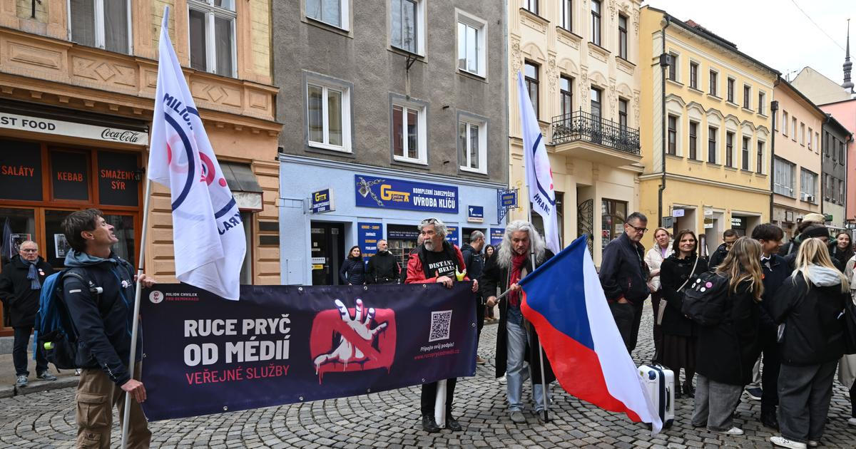 Bouchání do lavic, pískání, výkřiky. Ve Sněmovně to vřelo. Lidé protestovali