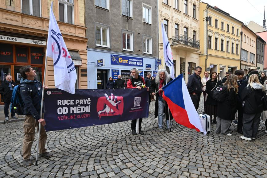 Bouchání do lavic, pískání, výkřiky. Ve sněmovně to vřelo. Lidé protestovali