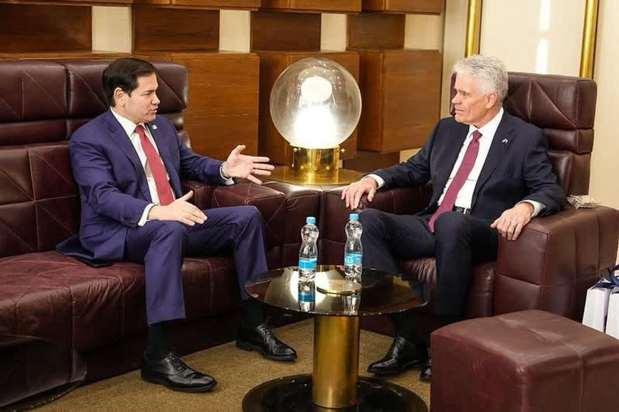 Trumpův klíčový muž nečekaně přistál v Praze. A pochvaloval si Česko