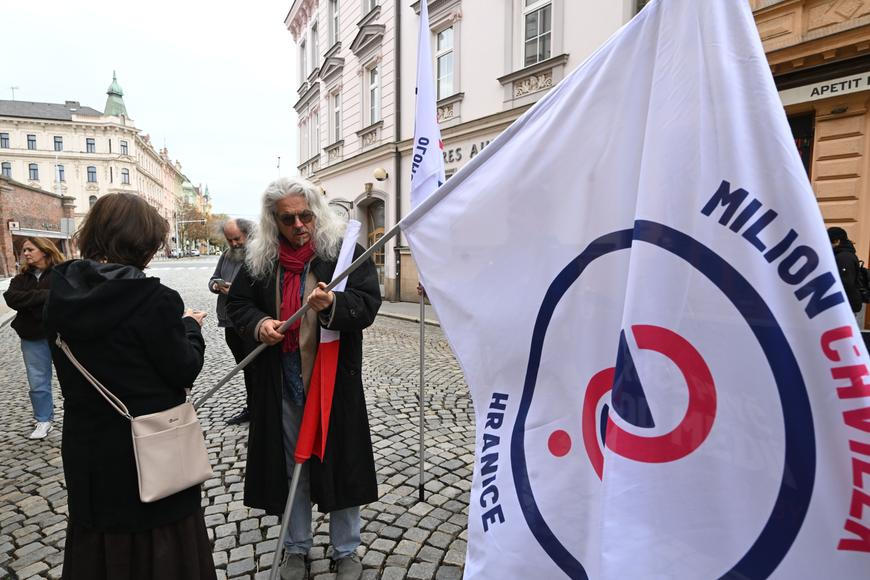„Ruce pryč od médií.“ Milion chvilek svolává na víkend demonstrace