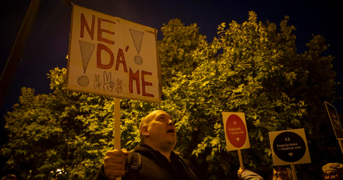 Demonstranti zaplnili Malostranské náměstí. Večer skandovali u sněmovny, hlídala ji policie