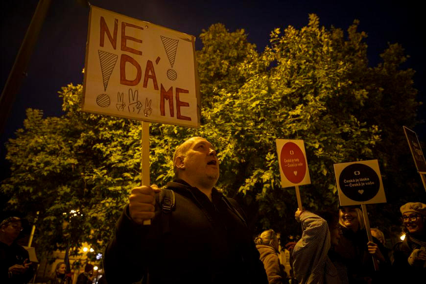 Demonstranti zaplnili Malostranské náměstí. Večer skandovali u sněmovny, hlídala ji policie