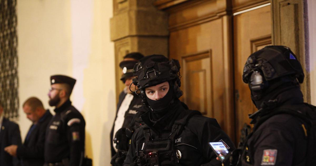 Demonstranti se pokusili vniknout do Sněmovny. Zaplnili před tím Malostranské náměstí