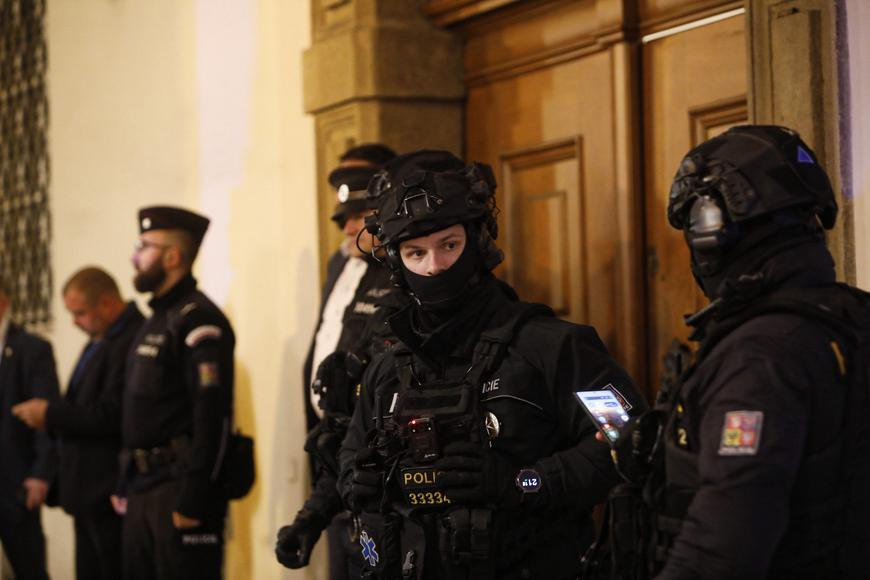 Demonstranti se pokusili vniknout do Sněmovny. Zaplnili před tím Malostranské náměstí