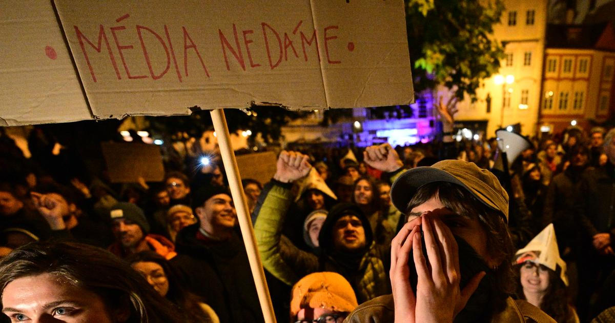 Hod dlažební kostkou na Sněmovnu má policie za přestupek. Jednu osobu zadržela