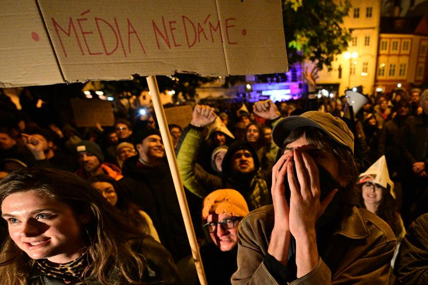 Hod dlažební kostkou na Sněmovnu má policie za přestupek. Jednu osobu zadržela