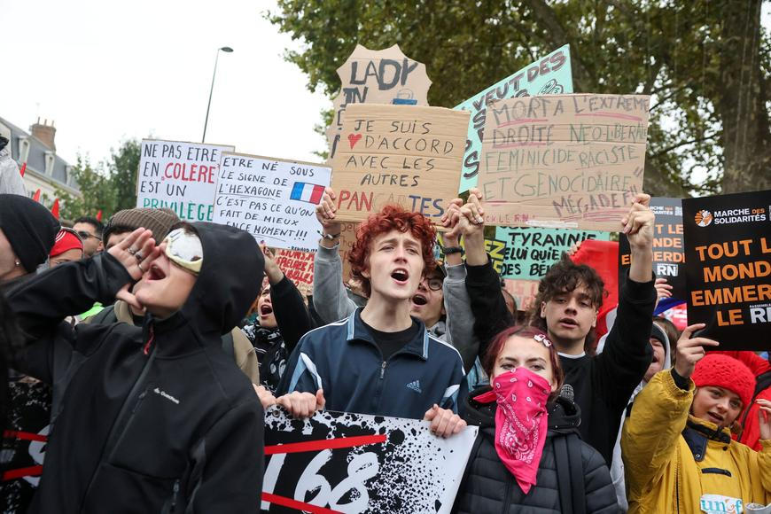 Ve Francii znovu vypukly protesty. Vrátil se slzný plyn i zákaz vycházení