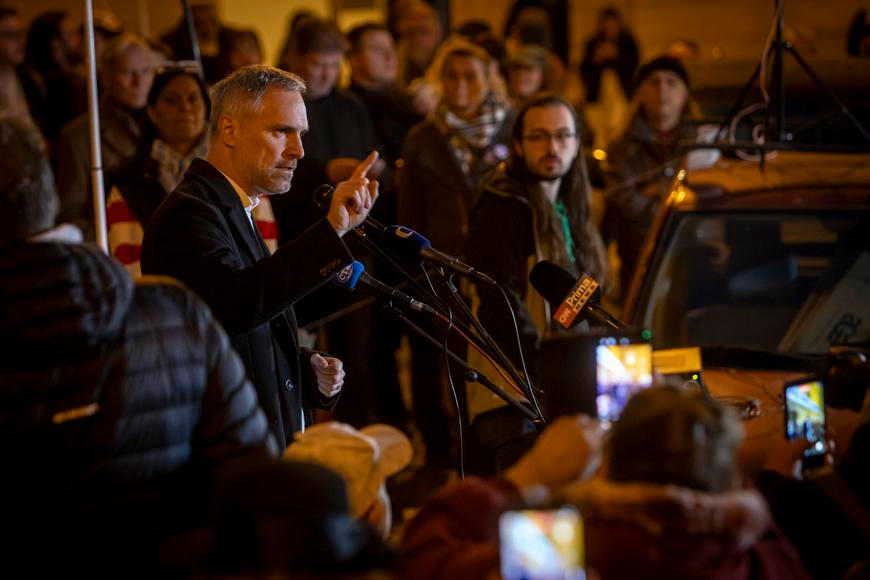 „Arogance moci.“ Piráti vytáhli proti Okamurovi, chtějí ho zbavit funkce