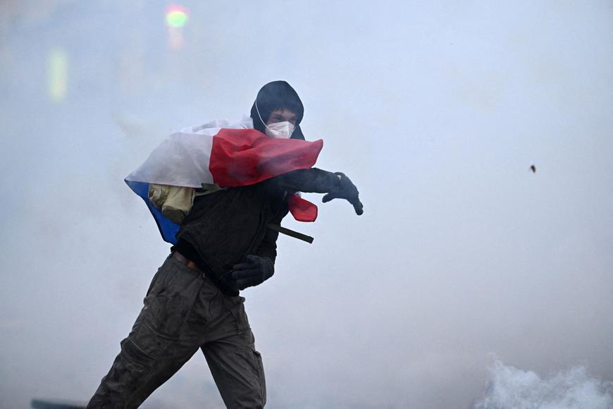Mezi demonstranty v Paříži. "Stát nenaslouchá, jak se lidem žije," stěžují si