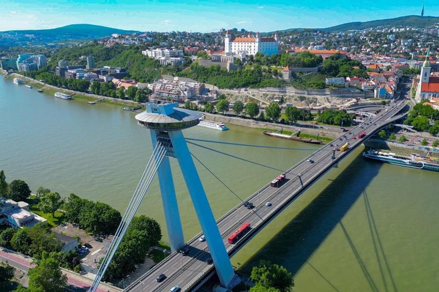 Bratislavu povede staronový primátor. S náskokem porazil Ficova ministra