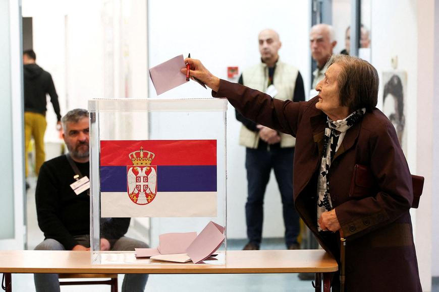 Srbové volí nový parlament v "referendu" o Vučičovi. Uspět chtějí studentští rebelové