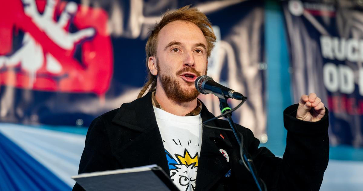 "Ve 4:36 rozhodují jen mafiáni!" Lidé zaplnili náměstí, další protest svolal Minář na Letnou