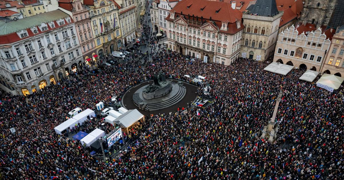„Ve 4:36 rozhodují jen mafiáni!“ Plný Staromák bouří, další protest svolal Minář na Letnou