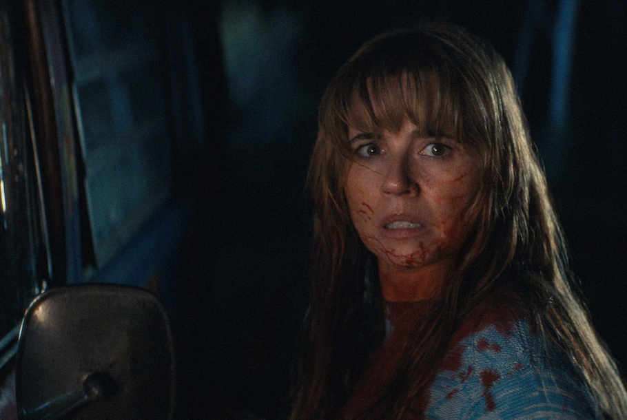 Linda Cardelliniová jako vražedkyně Pamela Voorheesová v seriálu Crystal Lake (2026).