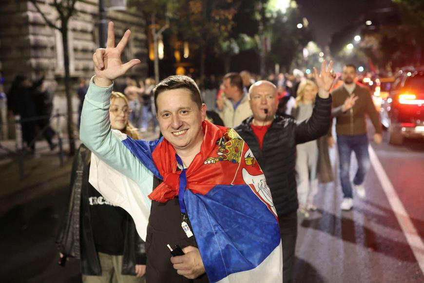 „Vučić je pryč!“ skandují Srbové v ulicích. Po volbách vypukly oslavy