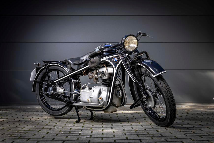 Vzácná BMW, Porsche za miliony i retro Jawa. Tohle jste z historie motorek možná nevěděli