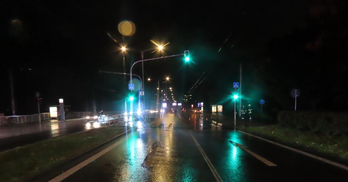 Ženu na přechodu srazila dvě auta po sobě, později v nemocnici zemřela